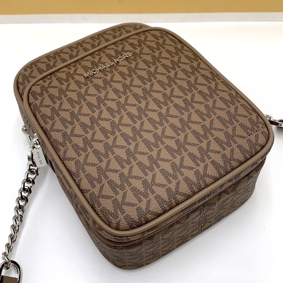 MICHAEL KORS
Jet Set Travel Medium Signature Logo Crossbody Bag
COLOR DUST - Picture 10 of 14